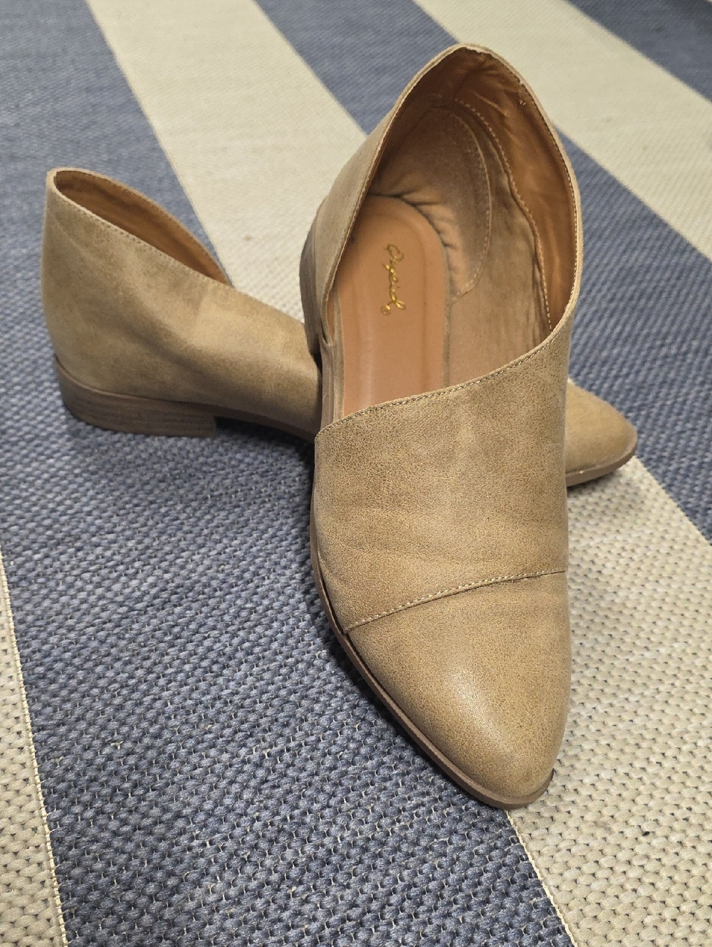 Pointed Qupid Flats in Taupe